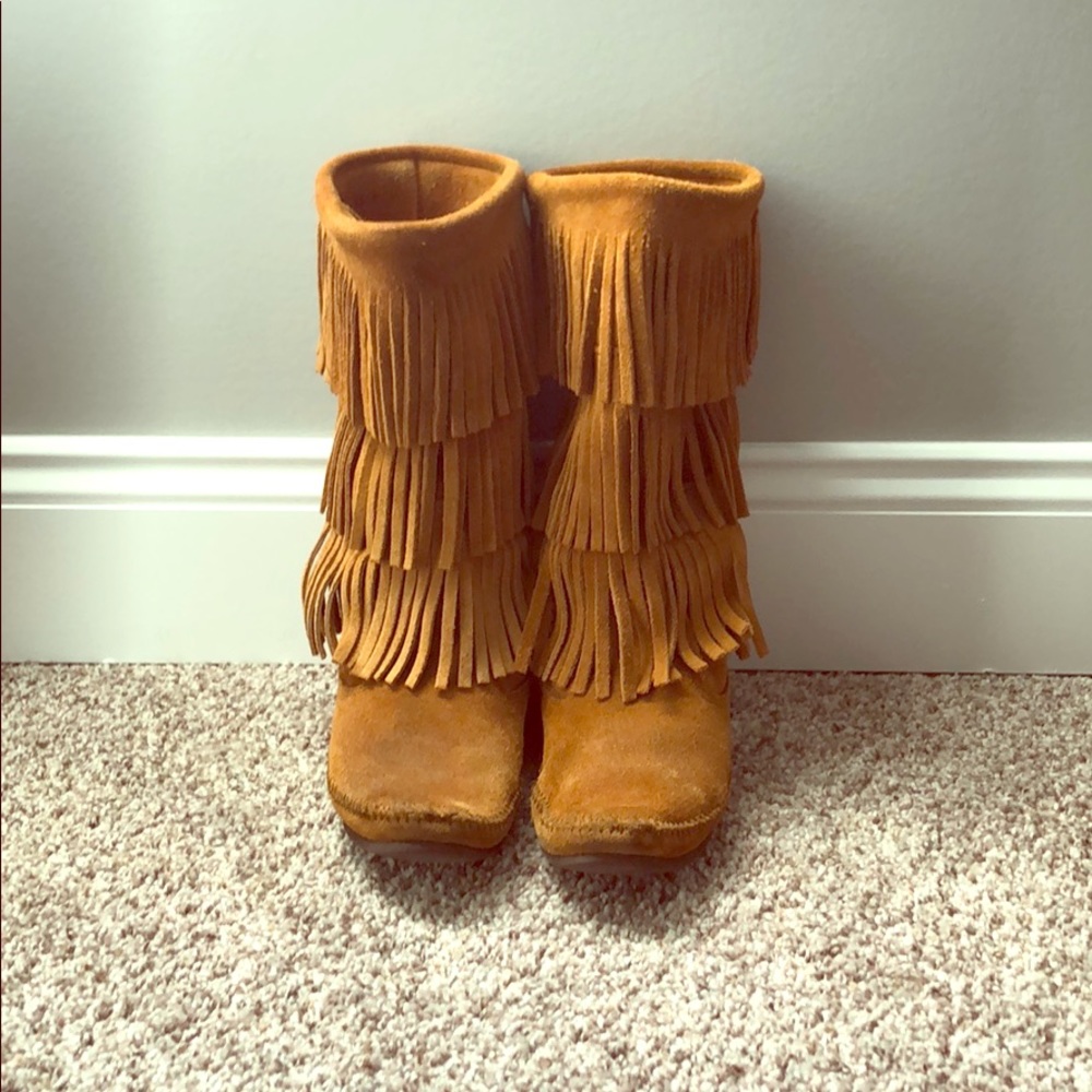 Minnetonka fringe moccasin boot